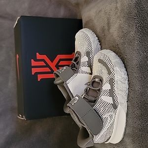 NWT Nike Kyrie 7 SE, Toddler sz 5&6, Light Smoke Gray/White